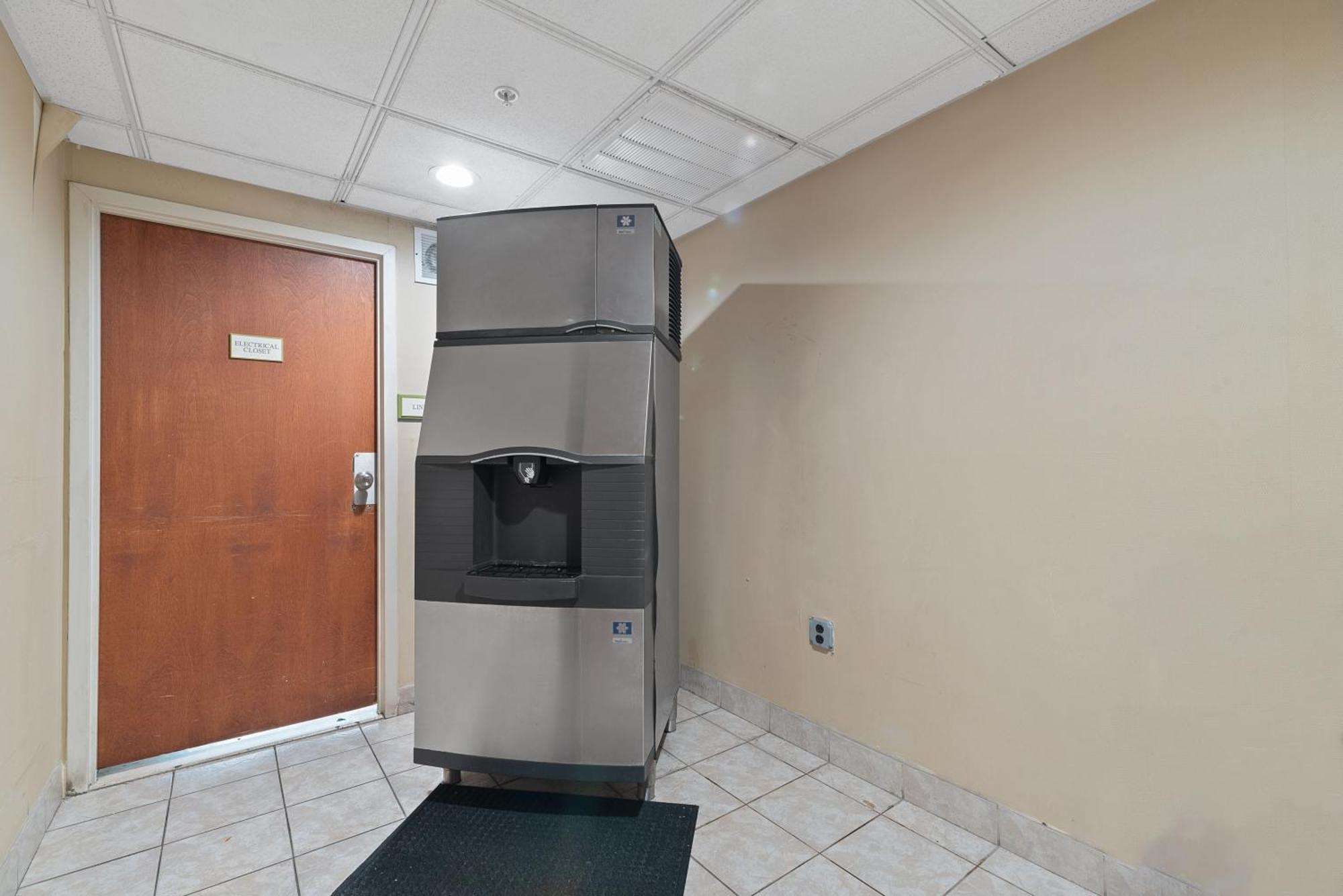Hotel Executive Suites Carteret Esterno foto